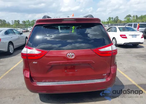 2015 Toyota Sienna Le z USA, uszkodzony, nr VIN 5TDKK3DC7FS685452